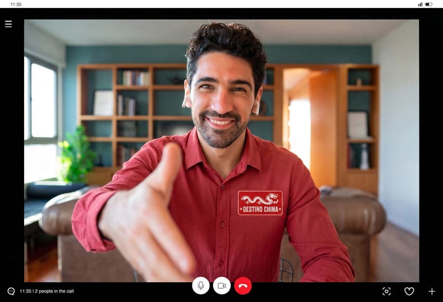 assessor de viajes en video llamada extendiendo mano para saludar