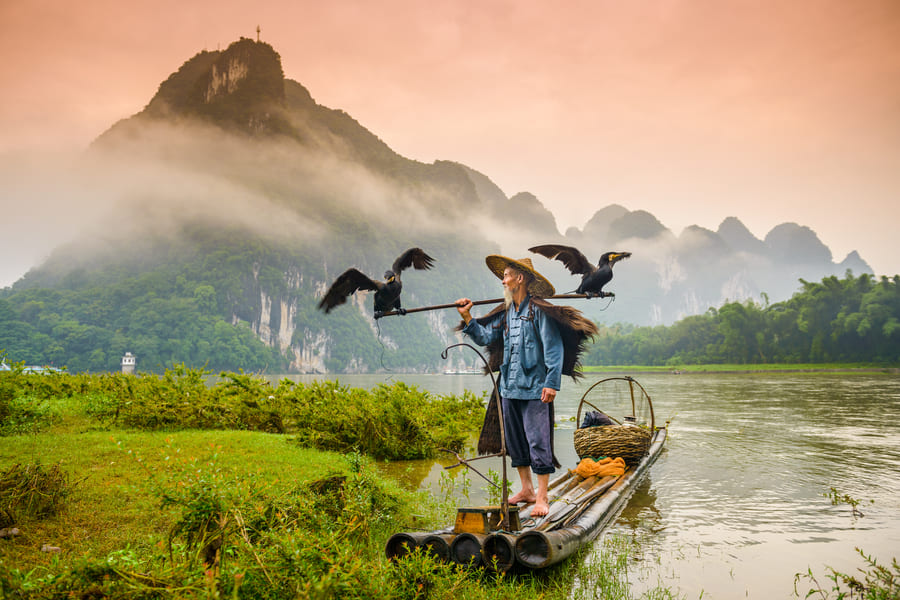 hombre balanceandose en El Lago en yangshuo