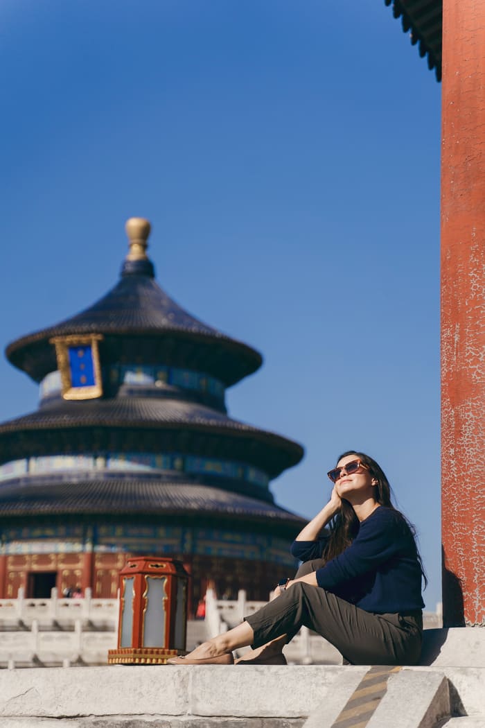 Mujer sentada enfrente de UN templo en beijing