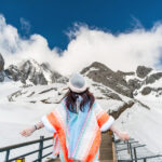 Cielo Azul mujer en cuadro monatanas cubiertas de nieve