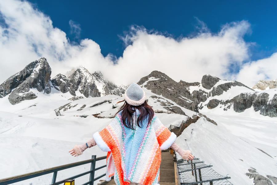 Cielo Azul mujer en cuadro monatanas cubiertas de nieve